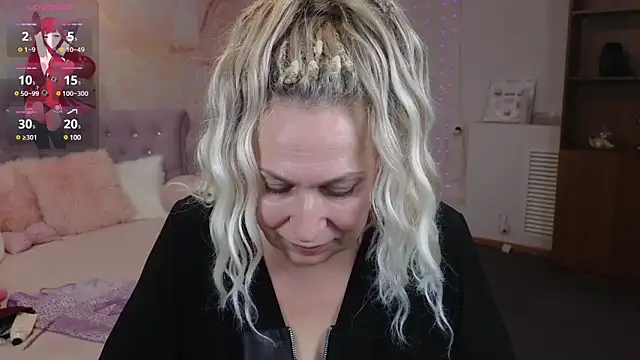 Snapshot of Penelope_Pinky chatting on February 11, 2025, 8:42 pm Penelope Pinky online show from February 11, 2025, 8:42 pm