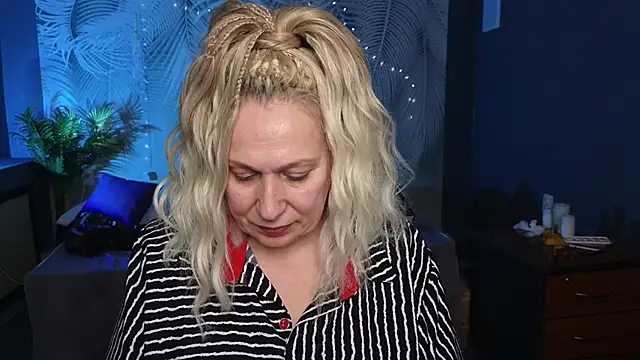 Snapshot of Penelope_Pinky chatting on February 15, 2025, 5:39 pm Penelope Pinky online show from February 15, 2025, 5:39 pm