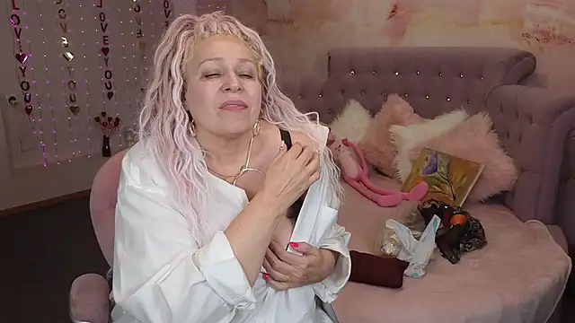 Snapshot of Penelope_Pinky chatting on March 2, 2025, 8:40 pm Penelope Pinky online show from March 2, 2025, 8:40 pm