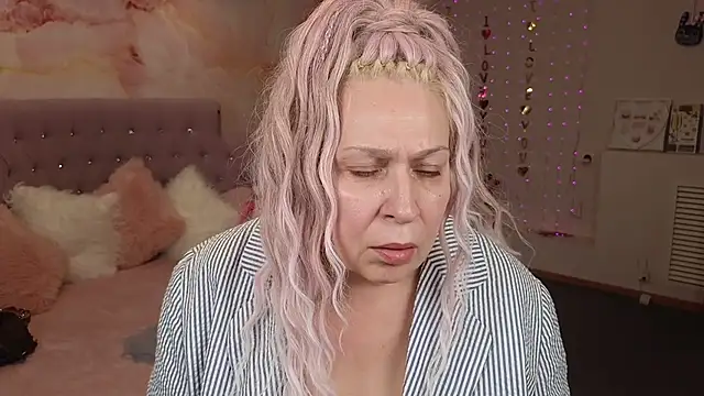 Snapshot of Penelope_Pinky chatting on March 3, 2025, 2:26 pm Penelope Pinky online show from March 3, 2025, 2:26 pm