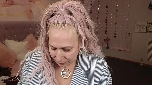 Snapshot of Penelope_Pinky chatting on March 3, 2025, 8:32 pm Penelope Pinky online show from March 3, 2025, 8:32 pm