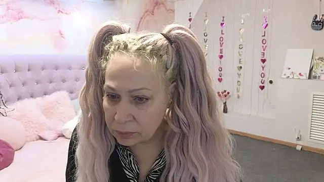 Snapshot of Penelope_Pinky chatting on March 19, 2025, 4:03 am Penelope Pinky online show from March 19, 2025, 4:03 am