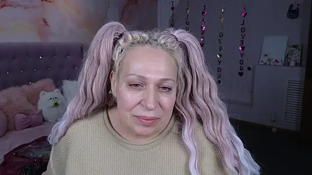 Snapshot of Penelope_Pinky chatting on March 19, 2025, 8:32 pm Penelope Pinky online show from March 19, 2025, 8:32 pm