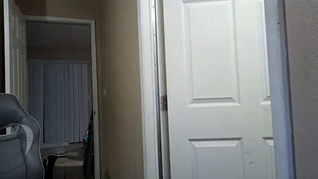 Huntzg23 online show from April 5, 2026, 4:42 am