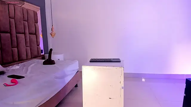 victoriaroyce1 online show from March 25, 2026, 11:27 am