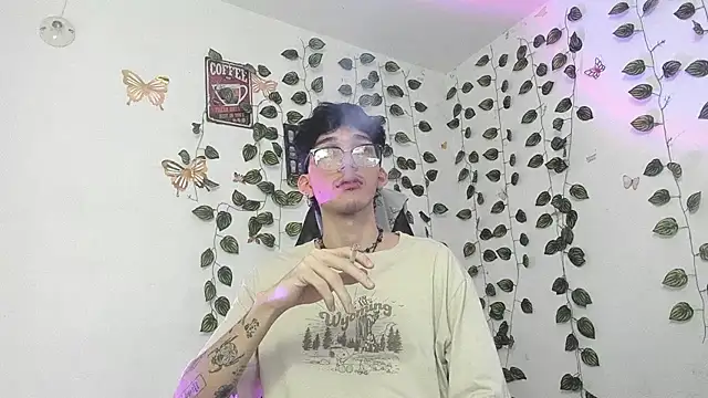 Snapshot of skinny_dann chatting on March 19, 2025, 1:10 am skinny dann online show from March 19, 2025, 1:10 am