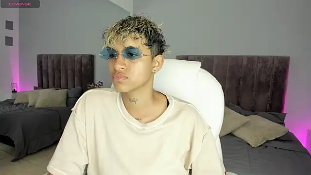 Snapshot of Dominick_jones chatting on January 19, 2025, 1:33 pm Dominick jones online show from January 19, 2025, 1:33 pm