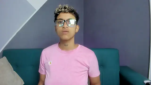 Snapshot of Dominick_jones chatting on March 20, 2025, 10:18 pm Dominick jones online show from March 20, 2025, 10:18 pm