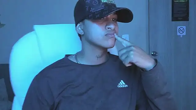 Snapshot of Dominick_jones chatting on October 6, 2025, 4:10 am Dominick jones online show from October 6, 2025, 4:10 am