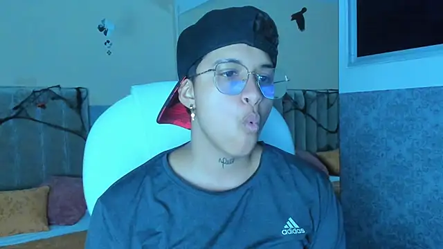 Snapshot of Dominick_jones chatting on October 15, 2025, 4:45 am Dominick jones online show from October 15, 2025, 4:45 am