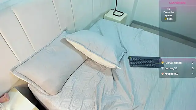 AbrilSonne online show from February 19, 2025, 8:10 pm