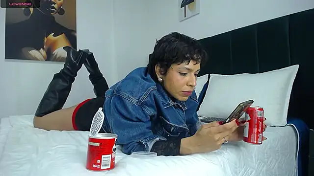 AbrilSonne online show from November 28, 2025, 10:23 pm