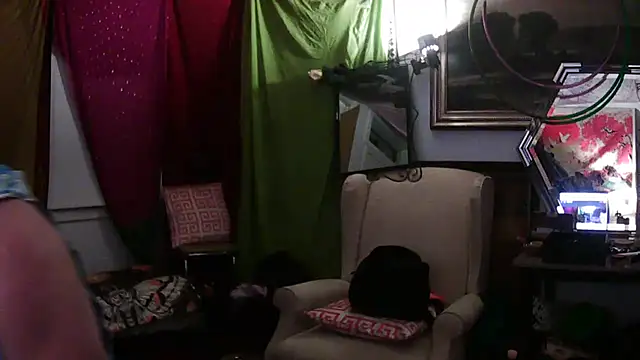 Snapshot of SilverandFox chatting on March 6, 2025, 12:30 pm SilverandFox online show from March 6, 2025, 12:30 pm