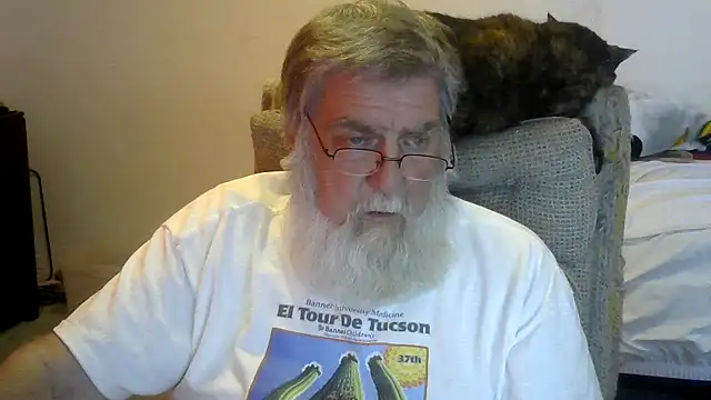 Snapshot of viejo_oso chatting on June 7, 2026, 10:13 pm viejo oso online show from June 7, 2026, 10:13 pm
