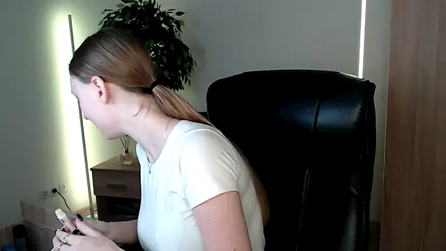 Snapshot of Haley_Vixen chatting on December 24, 2024, 9:06 am Haley Vixen online show from December 24, 2024, 9:06 am