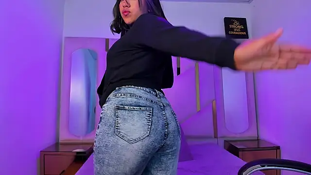 IsabellRodriguez18 online show from April 3, 2026, 3:26 am