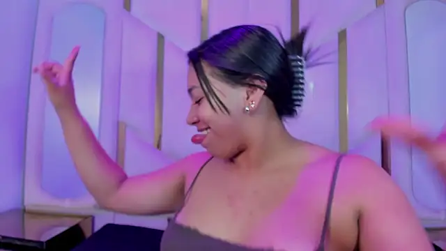 IsabellRodriguez18 online show from April 12, 2026, 3:55 am