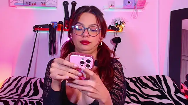 Snapshot of EmiF26 chatting on November 7, 2025, 2:11 am EmiF26 online show from November 7, 2025, 2:11 am