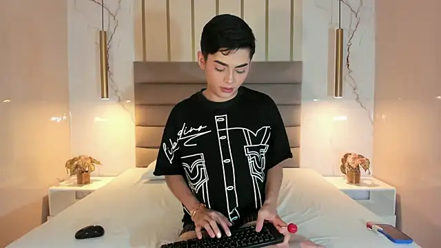 Snapshot of Maxi_little chatting on July 14, 2026, 8:25 pm Maxi little online show from July 14, 2026, 8:25 pm