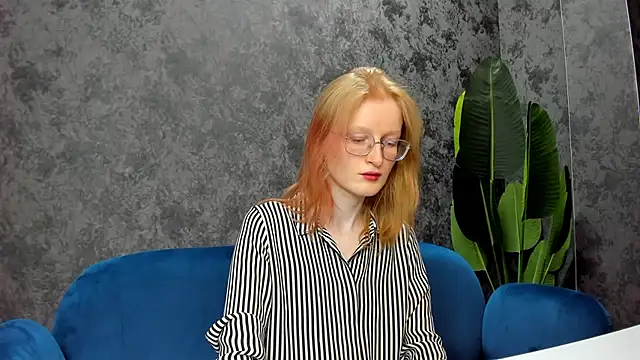 ElizabethHarpper online show from February 3, 2025, 8:02 am