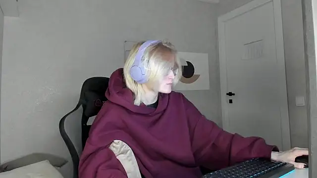 ElizabethHarpper online show from November 10, 2025, 1:15 am