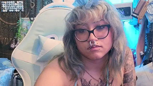 deluxxxeblu online show from January 14, 2026, 1:55 am