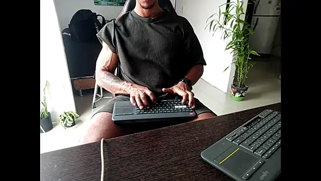 Snapshot of Adam_Valenciia chatting on June 6, 2026, 8:46 pm Adam Valenciia online show from June 6, 2026, 8:46 pm