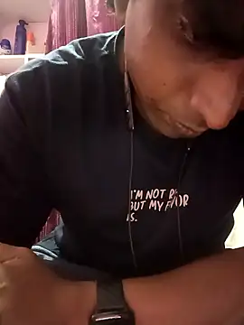 Snapshot of Remo0 chatting on October 4, 2025, 3:54 pm Remo0 online show from October 4, 2025, 3:54 pm