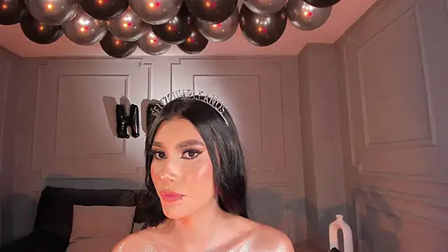 Snapshot of NiaSalvatore chatting on February 19, 2025, 12:35 am NiaSalvatore online show from February 19, 2025, 12:35 am