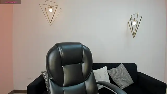 Snapshot of NiaSalvatore chatting on March 16, 2025, 11:05 am NiaSalvatore online show from March 16, 2025, 11:05 am