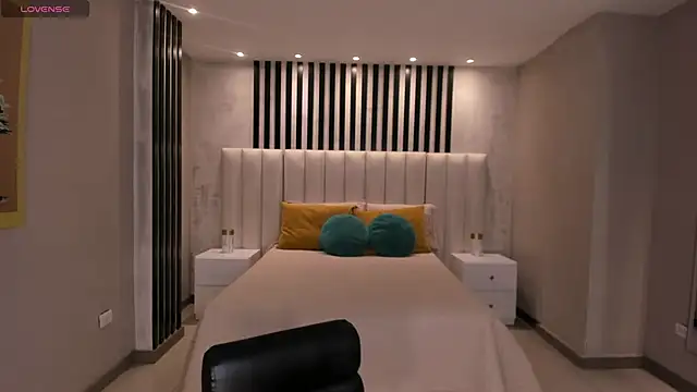 Snapshot of NiaSalvatore chatting on October 4, 2025, 5:55 pm NiaSalvatore online show from October 4, 2025, 5:55 pm