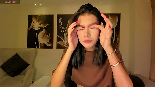 NiaSalvatore online show from April 19, 2026, 5:23 pm