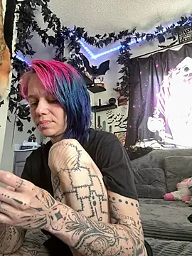 Snapshot of trashbrat chatting on May 5, 2026, 8:17 pm trashbrat online show from May 5, 2026, 8:17 pm