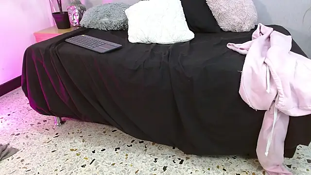 Charlot Vega  online show from February 26, 2025, 10:58 am