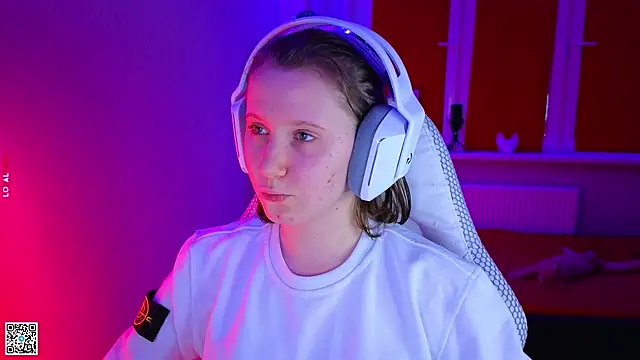 mon lola online show from November 10, 2025, 2:49 pm