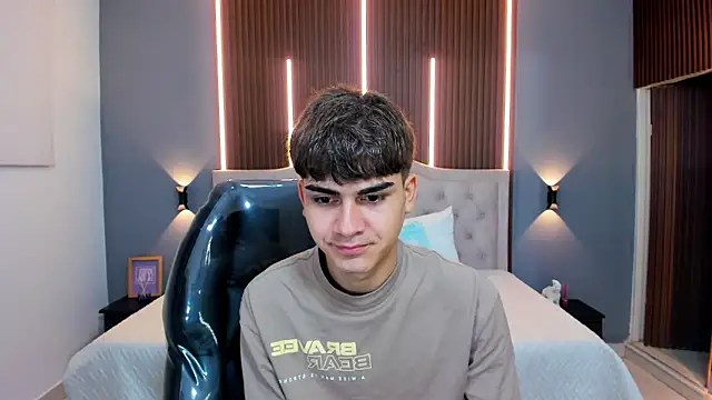 Tommy18   online show from October 9, 2025, 3:37 am