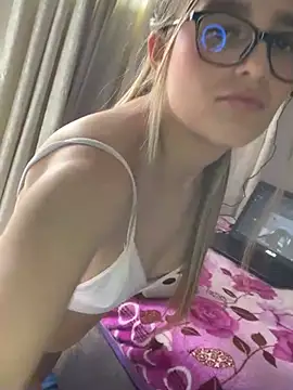 Snapshot of LunaShine_ chatting on February 16, 2025, 6:21 pm LunaShine online show from February 16, 2025, 6:21 pm