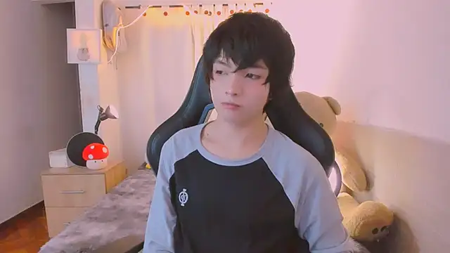 AllanYong18 online show from April 4, 2026, 4:44 am