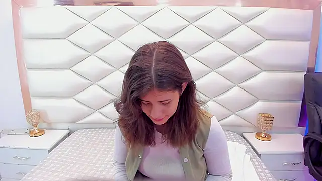 Snapshot of MiaQueen021 chatting on February 4, 2025, 12:33 pm MiaQueen021 online show from February 4, 2025, 12:33 pm