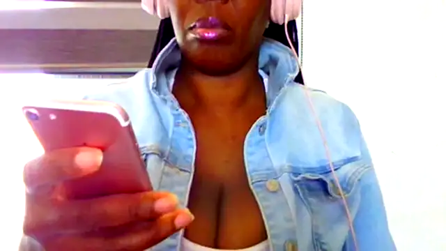 chocolatechipkukky85 online show from April 29, 2026, 8:59 pm