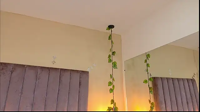 Dahlia Rousse online show from March 29, 2026, 8:47 am