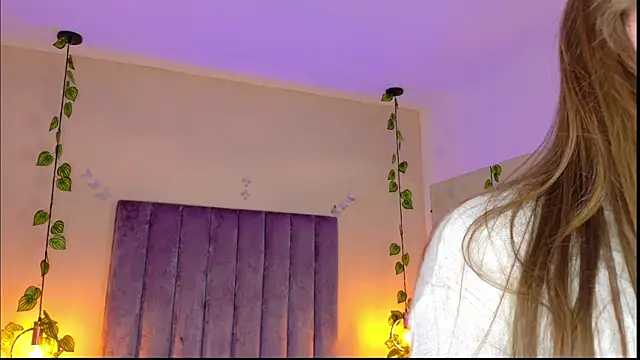 Dahlia Rousse online show from March 31, 2026, 6:14 am