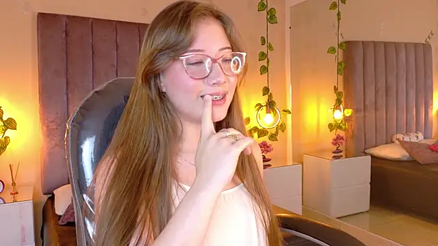 Snapshot of Dahlia_Rousse chatting on June 19, 2026, 6:29 am Dahlia Rousse online show from June 19, 2026, 6:29 am
