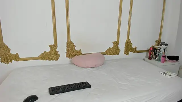 Cristal Bons online show from March 12, 2025, 8:41 pm