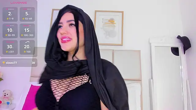 taylorsmiiith  online show from April 15, 2026, 7:21 pm