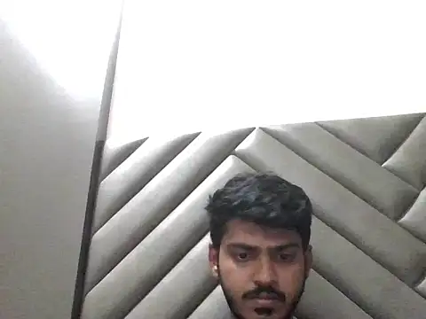 cute modell online show from December 3, 2025, 6:39 pm