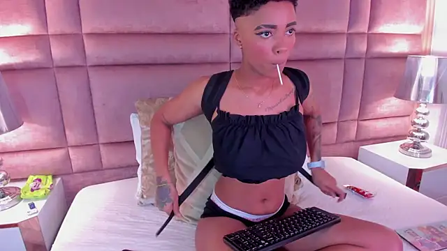 LuciaWallace online show from March 11, 2025, 11:37 pm