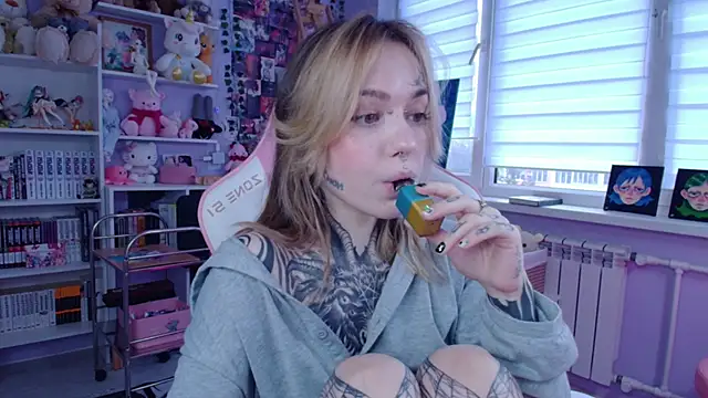 Snapshot of Catharsisi chatting on October 5, 2025, 1:42 pm Catharsisi online show from October 5, 2025, 1:42 pm