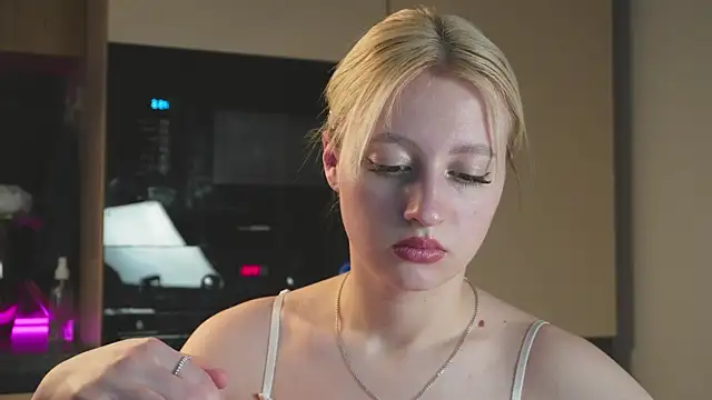 milasmiu online show from March 15, 2025, 5:04 pm