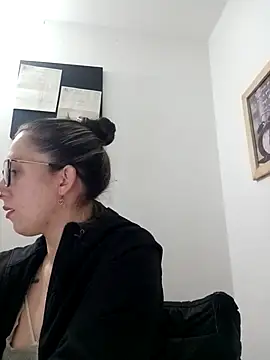 Snapshot of CHARLOTTE_1711 chatting on March 21, 2025, 3:22 am CHARLOTTE 1711 online show from March 21, 2025, 3:22 am